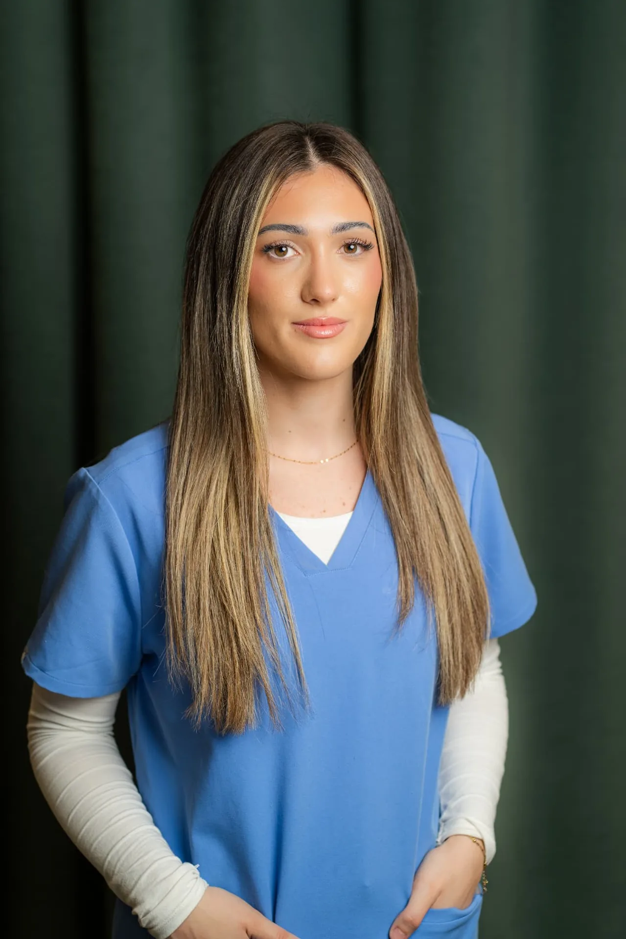 Porträt von Lorinda Kryeziu, Dentalassistentin in Ausbildung im Zahnärztehaus Zürich in blauer Praxisbekleidung.